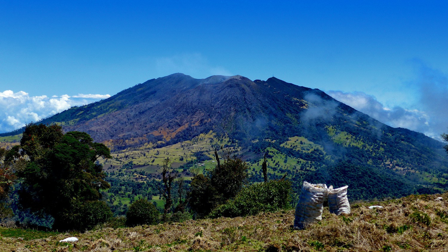 Volcan Turrialba opposite of Irazú - Few days later the airport of San Jose was closed due to an eruption of an ash cloud!